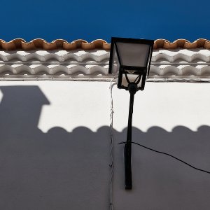  	Saintes-Marie-de-la-Mer Fassade mit Schatten......